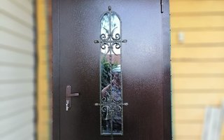 стальная антивандальная дверь на дачу с ковкой и стеклом