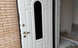 стальная дверь в подъезд с ковкой и стеклом, модель ДПДЗ-47